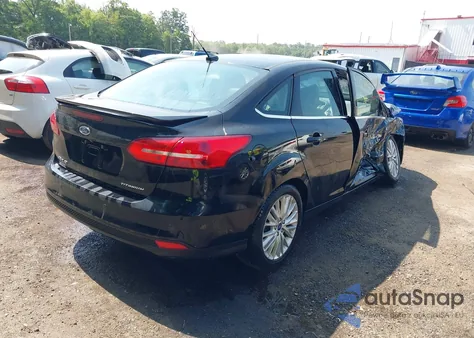 2018 Ford Focus Titanium z USA, uszkodzony, nr VIN 1FADP3J22JL220986